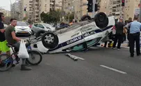 תיעוד: ניידת משטרה התהפכה בתאונה