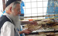 צפו: אפיית מצות עם הרב מלמד