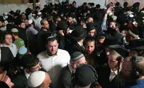 Thousands of worshipers visit Joshua's Tomb