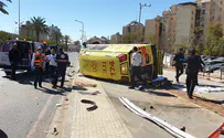 באר שבע: אמבולנס התהפך בתאונת דרכים