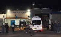 אישר להכניס סיגריות למחבלים - והודח