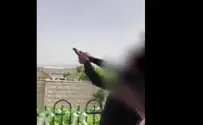 תיעוד: חתן וכלה יורים באקדח בחתונה