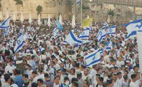 צפו: רבבות חוגגים בכותל המערבי