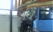 פ"ת: אוטובוס התנגש ב-2 כלי רכב ונבלם בבניין