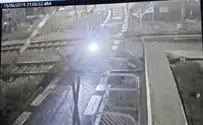 תיעוד: אופנוע פורץ את מחסום הרכבת