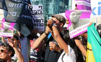 תיעוד דרמטי: מפגינים קופצים על רכב