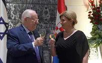 "חולקים עבר המכיל נקודות אור וחושך"