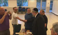 הרב הראשי קם לכבוד התורם ה-700