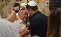 צילום: דוברות המשטרה ניצול השואה חגג בר מצווה בגיל 82