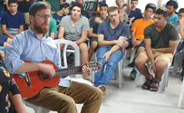 מכניסי רחמים: יצחק מאיר שר עם הנוער בבית משפחת שנרב