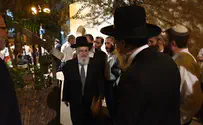 הדיון, הפשרה והריקוד בבית הרב 