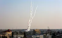 חמאס מחזיק את הדגל הפלסטיני 