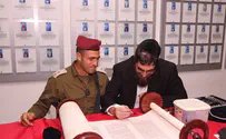 צילום: דובר צה"ל הצנחנים חונכים בית כנסת וספר תורה