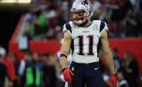Julian Edelman wears custom cleats to support Israeli baseball