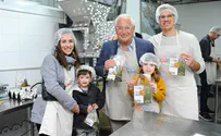 Ambassador Friedman packs food, gifts for the needy in Jerusalem