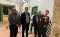 צפו: גדעון סער בהדלקת נרות בחברון