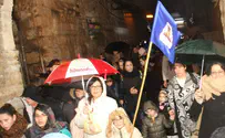 בגשם שוטף: חנוכייה מול שער השבטים