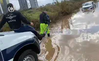 תיעוד: שוטרים חילצו רכב בבת ים