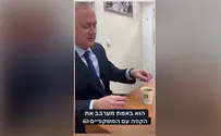 צילום: יאיר לפיד גנץ מערבב את הקפה - עם משקפיים
