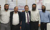  "מצביע ג', פינדרוס איש ימין מובהק" 