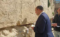 צפו: בנט מתפלל בכותל