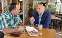 מנחם טוקר נפרד מהזמר שרגי גשטטנר