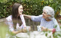 מנצלים את הקורונה להתקרב לסבא וסבתא