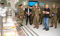 צילום: דובר צה"ל ביקורת פתע בקרית ההדרכה לקראת הפסח