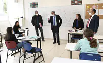 שר החינוך פרץ ביקר בבתי ספר בבירה
