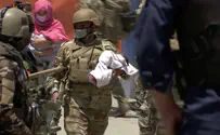 Родители перебрасывают детей за забор. Чтобы спасти