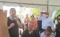 צפו: ישי ריבו בבית משפחת החייל שנפל