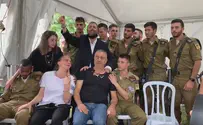 Очень волнительно. Друзья Амита Бен Игаля у его родителей