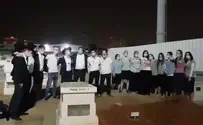 צילום: דוברות זק"א תל אביב בני המשפחה שרו "צמאה נפשי" מעל הקבר