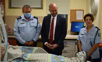 צילום: דוברות הביקור הראשון של השר לביטחון הפנים אמיר אוחנה - אצל שוטר שנפצע