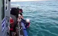 תיעוד: שוטרים מחלצים גולש מהים