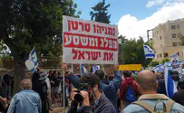 9 arrested during protests in front of the PM's residence