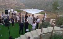 צפו: חתונה בחצר ביתו של ראש הישיבה