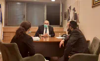 Knesset Members host 13-year-old Meah Shearim girl Bassie 