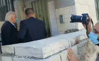 Netanyahu-supporters protest at court entrance