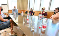 גנץ: להזרים כסף לעובדים הסוציאליים