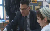 יוני קמפינסקי שר החינוך עם ילדי הגן החדש באלקנה