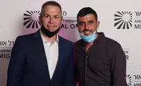 השגריר והזמר שרים יחד 'אוחילה לאל'