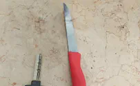 עצר, הרים את חולצתו והשליך סכין