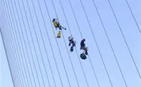 צילום: דודו בר סלע המוחים נגד התחנה הפחמית טיפסו על הגשר