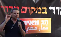 נכנס למכונית שלי, התניע אותה וברח
