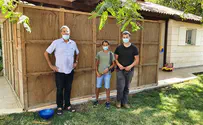 צילום: דוברות בנימין למען הקהילה: נוער בנימין נרתם לבניית הסוכות