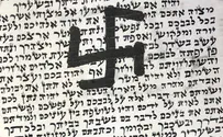 צלב קרס על מזוזת בית הכנסת בברלין