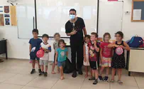 סטטיק התנדב כבייביסיטר