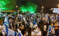 Hundreds of protesters call on AG Mandelblit to quit