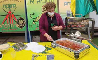 מרים פרץ בישלה קציצות לחיילי צה"ל